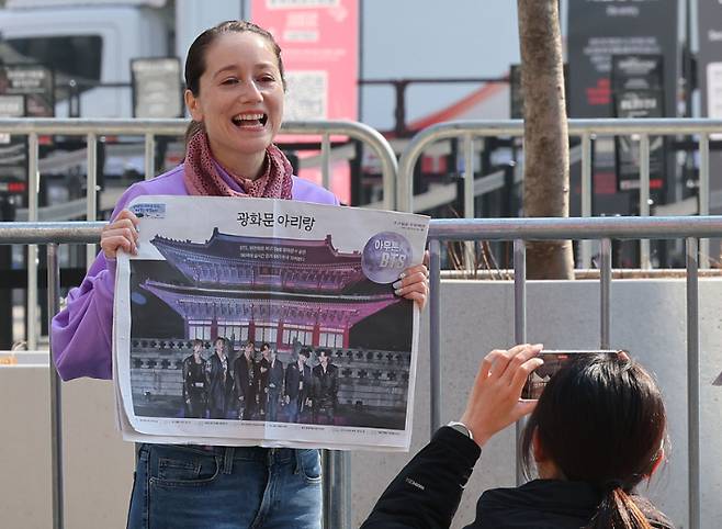 방탄소년단(BTS) 광화문 컴백 공연 신문 호외. 연합뉴스