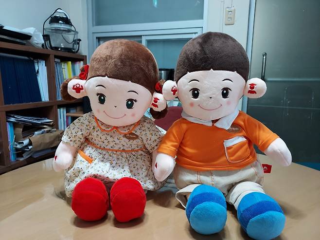 인공지능(AI) 돌봄로봇 효순이와 호돌이. 동해시 제공