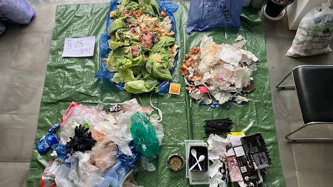 광주환경운동연합은 지난 2일부터 이틀 동안 광주 동명동과 풍암동 상업지역에서 배출된 종량제 봉투를 터서 조사를 실시한 결과 절반 이상이 재활용품과 음식물쓰레기로 채워져 있었다고 밝혔다. 광주환경운동연합 제공
