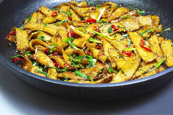 어묵볶음을 만들 때 올리고당을 사용하면 시간이 지나도 윤기가 돌고 쫄깃한 식감을 유지할 수 있으며, 장내 유익균 증식에도 도움을 줄 수 있다. 클립아트코리아 제공.