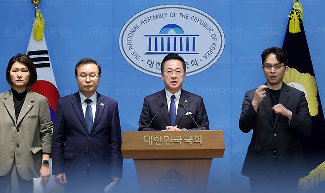 윤석열 정권 정치검찰 조작 기소 의혹사건 진상규명 국정조사특별위원회 소속 범여권 의원들이 7일 국회 소통관에서 기자회견을 열고 쌍방울 대북 송금 수사를 담당한 박상용 검사에 대한 구속 수사와 윗선 규명을 촉구하고 있다. 연합뉴스