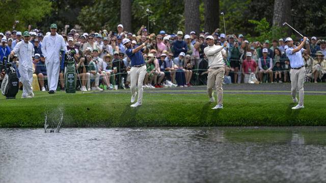 스코티 셰플러(가운데)가 6일(현지 시간) 미국 조지아주 오거스타 내셔널GC에서 제90회 마스터스 공식 연습 라운드에 나서 16번 홀(파3)에서 캐머런 영(왼쪽), 샘 번스와 동시에 ‘물수제비 샷’을 선보이고 있다. 사진 제공=마스터스