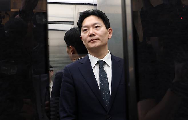 '쌍방울 대북 송금' 사건을 수사했던 박상용 인천지방검찰청 부부장검사가 4월3일 국회에서 열린 '윤석열정권 정치검찰조작기소 의혹사건 진상규명' 국정조사특별위원회 전체회의에서 서영교 위원장의 대기 장소 이동 조치에 따라 엘리베이터에 오르고 있다. ⓒ 연합뉴스