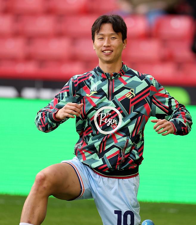 스완지 시티 엄지성이 7일(한국시간) 스완지 닷컴 스타디움서 열린 미들즈브러와 홈경기서 페널티킥(PK)을 유도한 동시에 상대에게 PK를 내줬다. 4일 셰필드전을 앞두고 몸을 푸는 엄지성. 사진출처|스완지 시티 페이스북