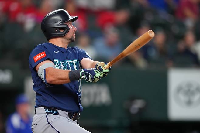 칼 롤리가 7일 미국 텍사스주 알링턴의 글로브 라이프 필드에서 열린 텍사스 레인저스와 2026 메이저리그 정규리그 원정 경기에서 1회초 솔로홈런을 치고 있다. 알링턴 | AP연합뉴스