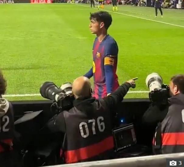 경기 중 페드리가 대머리 카메라맨의 머리를 축구공으로 착각하는 듯한 모습. /사진=더선 갈무리