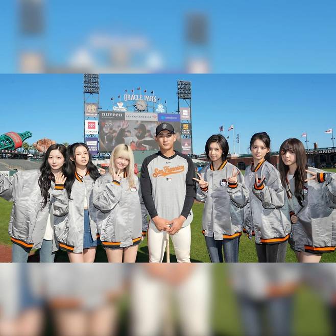 샌프란시스코 이정후(가운데)가 7일 필라델피아 필리스와 홈경기를 앞두고 축하공연과 시구를 위해 경기장을 찾은 엔믹스 멤버들과 기념촬영을 하고 있다. /사진=샌프란시스코 자이언츠 공식 SNS