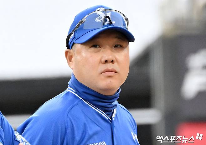 3일 오후 수원KT위즈파크에서 열린 '2026 신한 SOL Bank KBO리그' 삼성 라이온즈와 KT 위즈의 경기, 삼성 박진만 감독이 그라운드에 도열하고 있다. 엑스포츠뉴스 DB