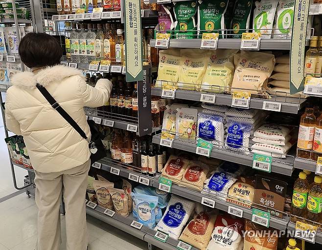 이재명 대통령 '설탕 부담금' 언급 (서울=연합뉴스) 최재구 기자 = 28일 서울 시내 한 대형마트에서 시민이 진열된 설탕 등 당류를 살펴보고 있다. 이재명 대통령은 이날 설탕에도 담배처럼 부담금을 부과하는 아이디어를 거론했다. 엑스(X·옛 트위터)에 국민의 80%가 설탕세 도입에 찬성한다는 내용의 기사를 올리며 "담배처럼 설탕 부담금으로 설탕 사용 억제, 그 부담금으로 지역·공공의료 강화에 재투자"라고 적었다. 2026.1.28 jjaeck9@yna.co.kr