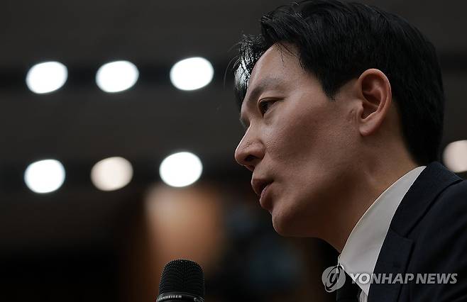 '민주당의 공소취소·재판조작 진상규명 청문회' 답변하는 박상용 검사 (서울=연합뉴스) 신현우 기자 = 쌍방울 대북송금 사건을 수사했던 박상용 검사가 7일 국회에서 윤석열 정권 정치검찰 조작기소 의혹 사건 진상규명 국정조사특별위원회 국민의힘 의원들이 연 '민주당의 공소취소·재판조작 진상규명 청문회'에 참석해 의원 질의에 답하고 있다. 2026.4.7 nowwego@yna.co.kr