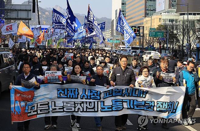 행진하는 민주노총 (서울=연합뉴스) 최재구 기자 = '노란봉투법'(노동조합 및 노동관계조정법 2·3조 개정 법률) 시행 첫날인 지난달 10일 서울 세종로에서 열린 민주노총 투쟁 선포대회에서 집회를 마친 민주노총 조합원 등이 행진하고 있다. 2026.3.10 jjaeck9@yna.co.kr