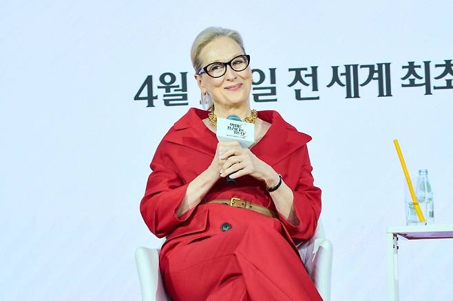 '악마는 프라다를 입는다 2' 메릴 스트립이 작품을 소개하고 있다. / 사진제공=월트디즈니 컴퍼니 코리아