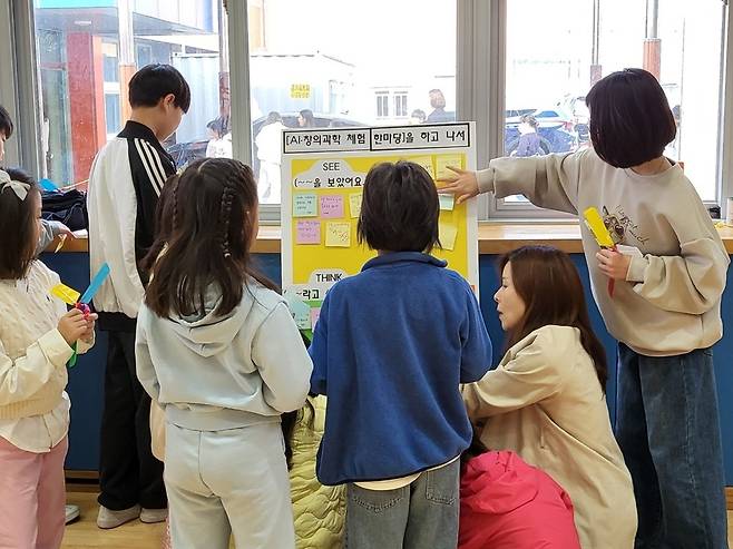 ▲ 명덕초등학교 'AI·창의 과학 체험 한마당'에서 학생들이 활동하고 있다. /사진제공=명덕초등학교