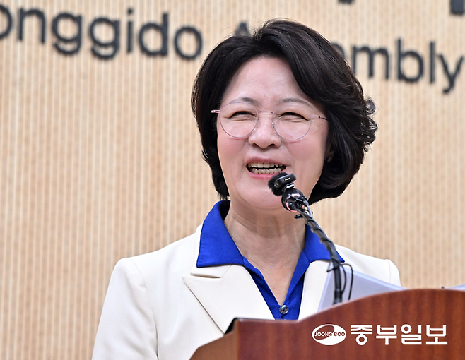 더불어민주당 경기도지사 후보로 선출된 추미애 의원(하남갑)이 8일 경기도의회 브리핑룸에서 기자회견을 하고 있다. 김경민기자