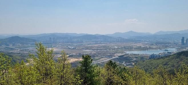 원수산(元首山) 정상에서 바라본 국가상징구역 전경. 사진 오른쪽이 세종호수공원, 왼쪽이 총리공관을 지나 대통령 집무실과 국회 세종의사당 입지를 포함한 국가상징구역. (사진=이희택 기자)