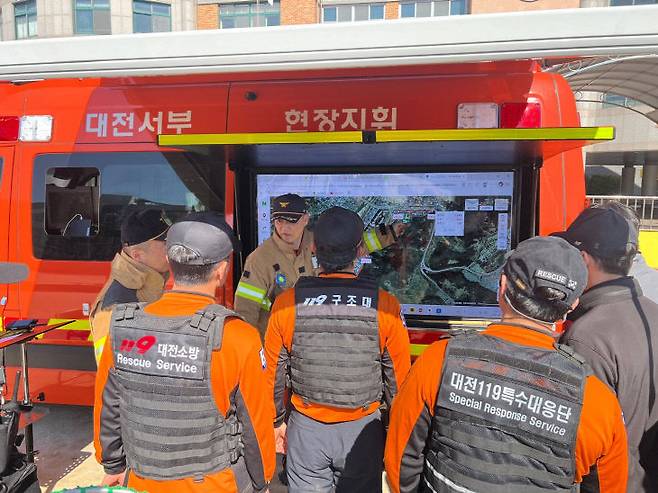 8일 수색지휘부가 설치된 산성초등학교 운동장에서 소방대원의 다음 수색 위치를 설명하고 있다.