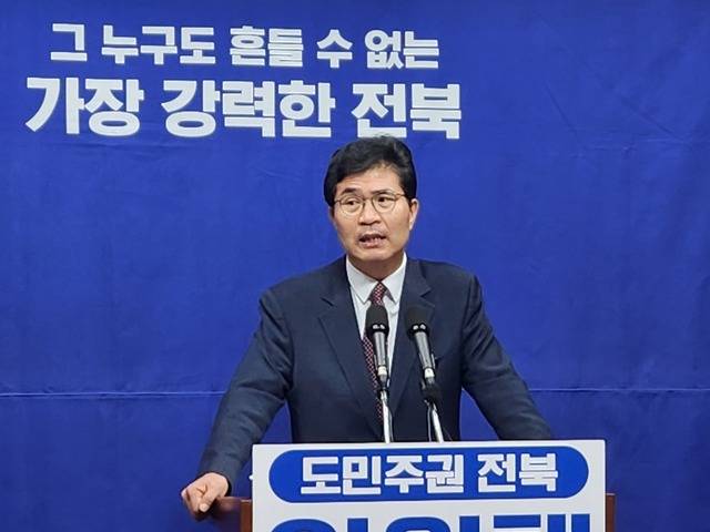 8일 이원택 더불어민주당 전북특별자치도 지사 예비후보가 전북도의회 브리핑룸에서 기자회견을 하고 있다./사진=이준서 기자