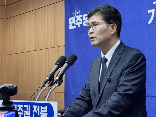 기자회견하는 이원택 의원 (전주=연합뉴스) 임채두 기자 = 더불어민주당 전북특별자치도지사 경선 후보인 이원택 의원이 8일 전북도의회에서 기자회견을 하고 있다. /연합뉴스