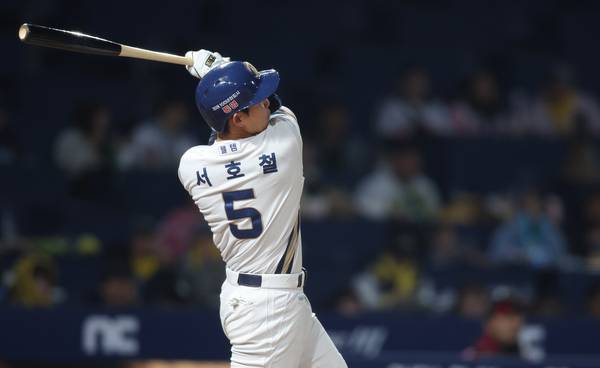 NC 다이노스 서호철이 8일 창원NC파크에서 열린 프로야구 2026 KBO리그 LG 트윈스와 경기에서 7회 말 선두 타자로 나와 홈런을 치고 있다. /연합뉴스