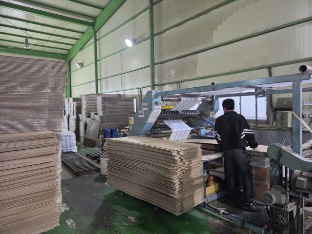 서대구산업단지 내 섬유수출용 PP마대를 생산하는 업체에 재고가 가득 쌓여져 있다. 중동전쟁으로 섬유 수출로가 막히면서 수요가 줄어든 상황에서도 공장을 가동을 멈추지 못하고 있다. 정우태 기자