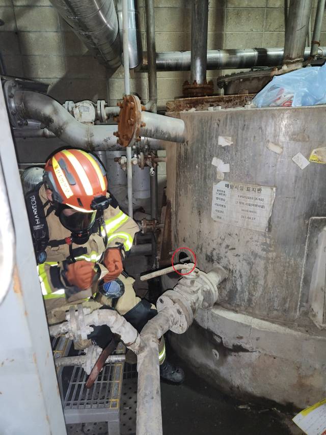 울산소방본부가 무림피앤피에서 발생한 가스 유출 사고의 농도를 측정하고 있다. 울산소방본부 제공