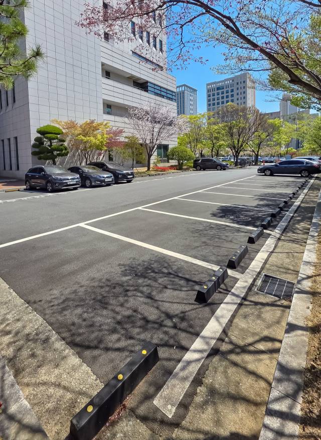 평소 붐비는 부산지방검찰청 주차장이 8일 한산한 모습을 보인다. 김종진 기자 kjj1761@