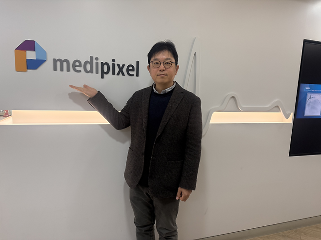 송교석 메디픽셀 대표가 서울 강남 메디픽셀 본사에서 포즈를 취하고 있는 모습 (사진=이데일리 김승권 기자)