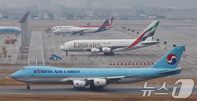 중동 사태로 중동 경유 유럽행 항공 운항이 잇따라 취소되고 4월 국제선 항공권에 부과되는 유류할증료가 급등하며 장거리 여행 수요 둔화 전망이 나오고 있다. 사진은 18일 인천국제공항에 주기된 아랍에미리트(UAE) 국적기 에미레이트 항공기의 모습. 2026.3.18 ⓒ 뉴스1 최지환 기자