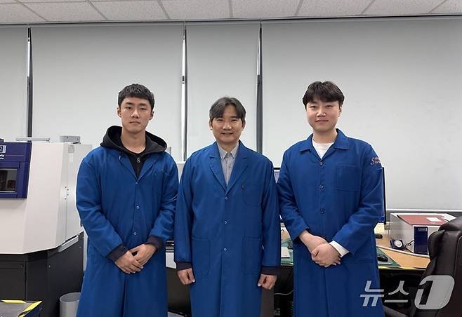 왼쪽부터 KAIST 김연규 박사과정, 홍승범 교수, 박건우 석·박사통합과정생(KAIST 제공) /뉴스1