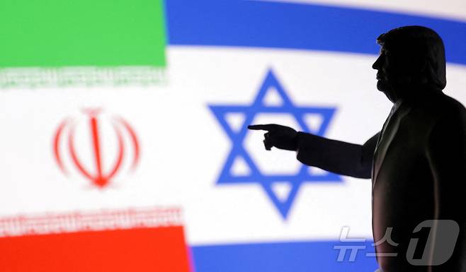 3D 프린터로 제작한 도널드 트럼프 미국 대통령 형상의 뒤로 이스라엘과 이란 국기가 나란히 펼쳐진 일러스트. 2025.06.18 ⓒ 로이터=뉴스1