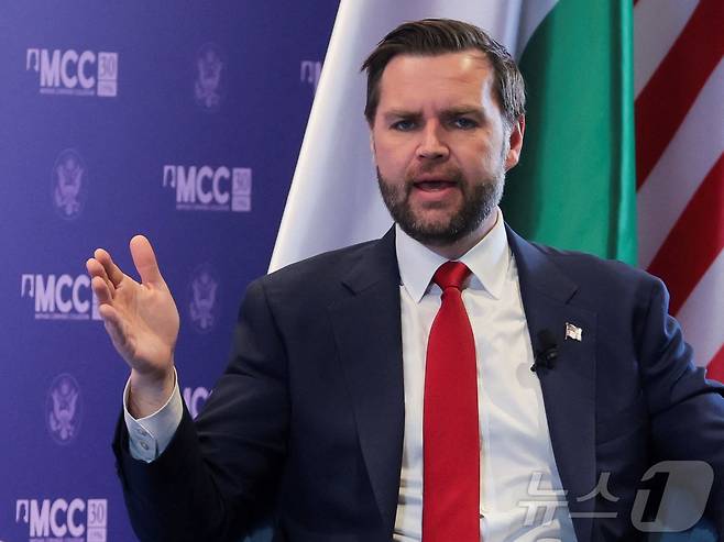 JD 밴스 미국 부통령이 8일(현지시간) 헝가리 부다페스트의 마티아스 코르비누스 콜레지움에 방문해 연설하고 있다. 2026.4.8 ⓒ 로이터=뉴스1