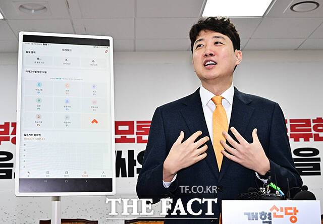 공당 대표로서의 비전 제시가 부족하다는 지적이 나온다. 사진은 이준석 개혁신당 대표가 지난달 9일 서울 여의도 국회에서 ‘AI 선거 사무장' 애플리케이션 시연을 하고 있다. /배정한 기자