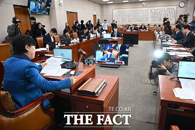 서영교 신임 법사위원장이 8일 오전 서울 여의도 국회에서 열린 법제사법위원회 전체회의에서 의사봉을 두드리며 첫 회의를 주재하고 있다. /국회=남용희 기자