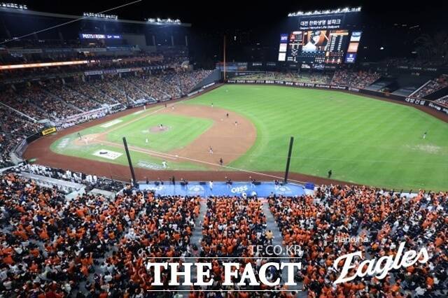 지난해 1200만명 관중을 돌파하면서 프로야구의 인기가 뜨거워지자 식품업게에서 야구팬들 사로잡기에 나섰다. 사진은 대전 한화생명볼파크를 가득 채운 관중의 모습. /한화 이글스