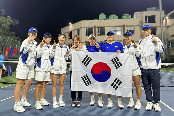 1일차 1승을 깔끔하게 따낸 한국 여자 테니스 대표팀, 권영서 트레이너, 조윤정 감독, 장가을, 박소현, 정보영, 이은혜, 백다연, 유화수 코치(왼쪽부터) / 대한테니스협회