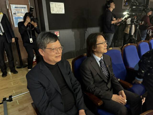 주병기 공정거래위원장과 김유열 EBS 사장이 스페이스공감 리허설 현장을 참관하고 있다. (사진=지디넷코리아)