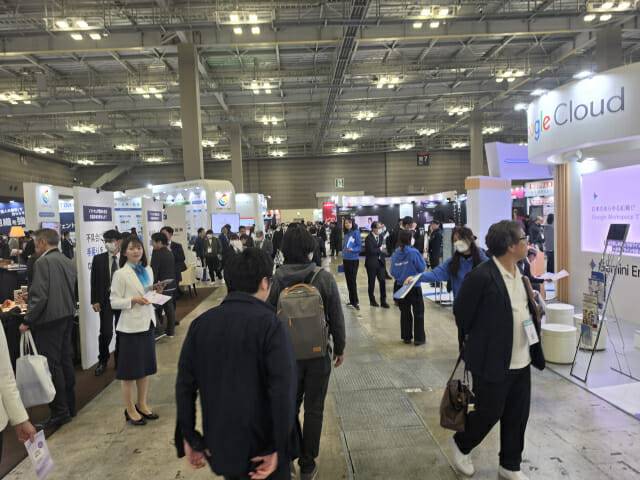 8일 일본 도쿄 빅사이트에서 열린 '재팬 IT 위크 스프링 2026 ' 전시회장에 관람객들이 몰려들고 있다. (사진=지디넷코리아 DB)