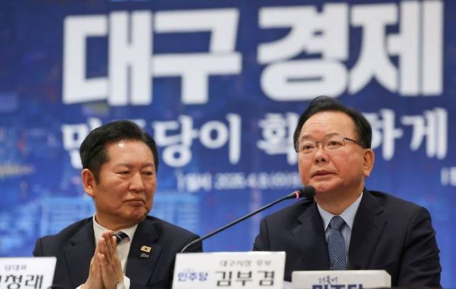 더불어민주당 대구시장 후보인 김부겸 전 국무총리가 8일 대구 북구 인터불고 엑스코 호텔에서 열린 현장 최고위원회의에서 발언하고 있다. 연합뉴스