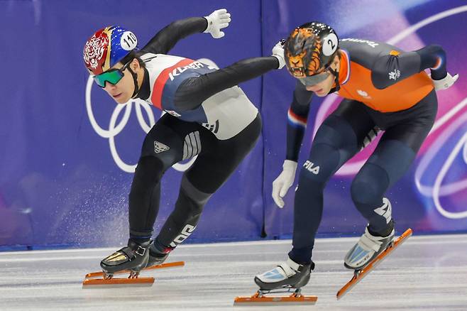 14일 오후(현지시간) 이탈리아 밀라노 아이스 스케이팅 아레나에서 2026 밀라노 코르티나 동계 올림픽 쇼트트랙 남자 1500m에 출전한 황대헌(왼쪽)이 질주하고 있다 . 밀라노=장련성 기자