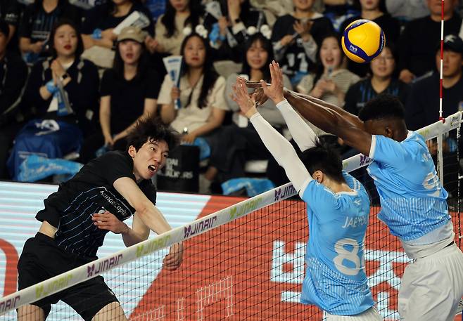 허수봉이 8일 프로배구 V리그 챔피언결정 4차전에서 공격을 시도하고 있다. / 연합뉴스