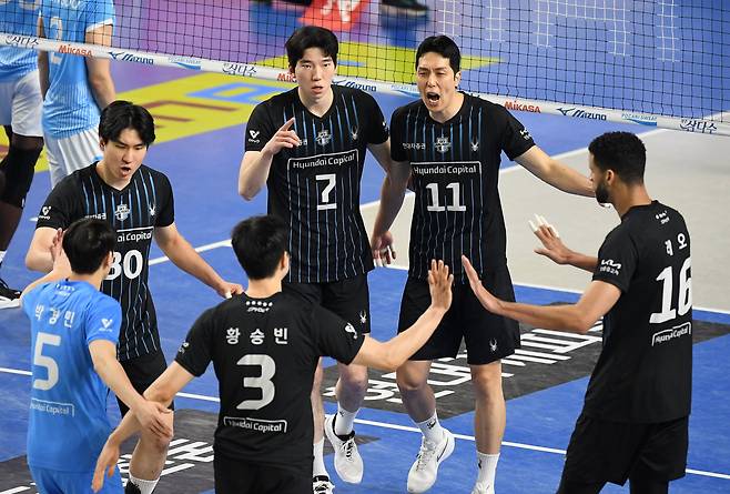 득점 후 기쁨을 나누는 현대캐피탈 선수들. / 송정헌 스포츠조선 기자