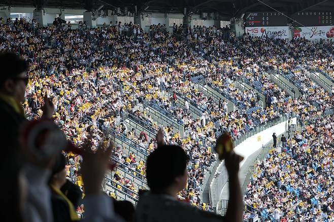 프로야구 정규시즌 개막일인 지난달 28일 KT 위즈와 LG 트윈스의 경기가 열린 서울 잠실야구장에서 팬들이 열띤 응원을 펼치고 있다. /연합뉴스