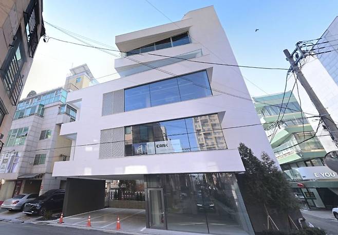 배우 이종석이 사들인 서울 강남구 청담동 123-16번지 5층 빌딩 전경. /네이버 로드뷰 캡처