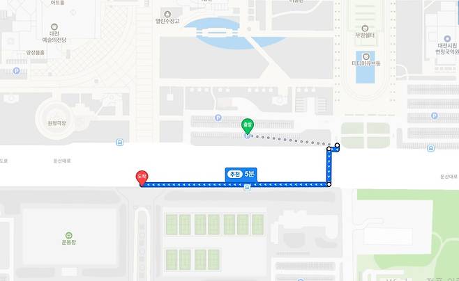 정부대전청사와 둔산대공원 주차장 간 거리를 표시한 지도 화면. 왕복 8차선 도로 하나를 사이에 두고 도보 약 5분 거리에 있다. 네이버 지도