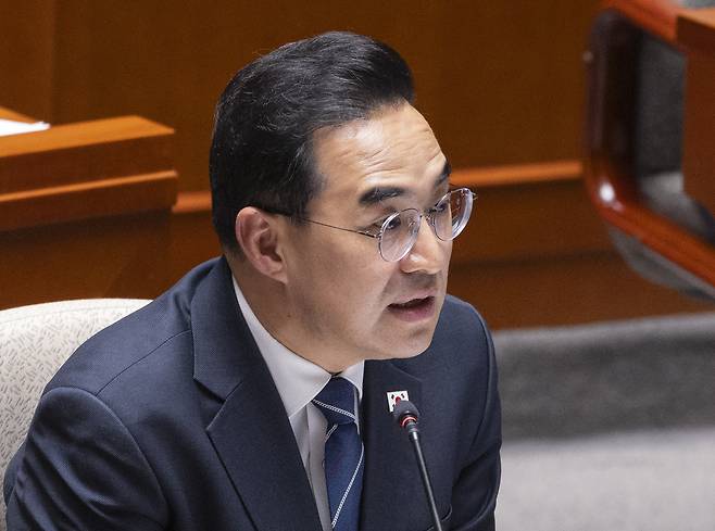 박홍근 기획예산처 장관이 8일 국회에서 '전쟁 추경' 심의를 위한 예산결산특별위원회 전체 회의에 참석해 질의에 답하고 있다. 연합뉴스