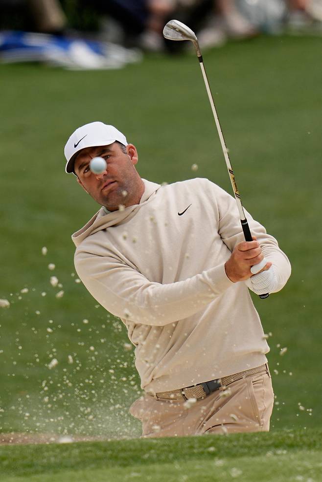 남자 골프 세계랭킹 1위 스코티 셰플러가 벙커샷 연습을 하는 모습. 제90회를 맞는 올해 마스터스는 9일 개막한다. 오거스타=AP 뉴시스