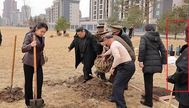 북한이 식수절을 맞아 애국심과 인민 중심 메시지를 대대적으로 부각하고 있으나, 정작 행사에 참석한 고위 인사는 수백만 원대 외산 명품을 착용한 모습이 포착됐다. 뉴스1