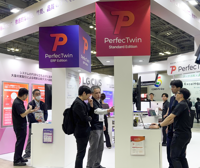 LG CNS 직원들이 재팬 IT 위크 스프링 2026 행사장 내 자사 전시부스를 찾은 관람객들에 ‘퍼펙트윈’ 솔루션에 대해 설명하고 있다. LG CNS 제공