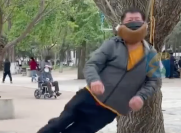 중국에서 목 통증을 덜기 위한 방법이라며 나무나 구조물에 목을 걸고 몸을 띄우는 이른바 '목 견인 운동'이 젊은 세대 사이에서 확산되며 우려를 낳고 있다. 사진=SCMP