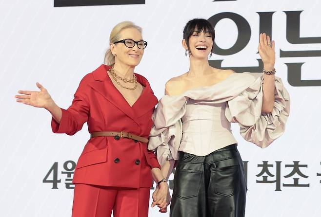 배우 메릴 스트립과 앤 헤서웨이(오른쪽)가 8일 서울 종로구 포시즌스 호텔 서울에서 열린 영화 '악마는 프라다를 입는다 2'(감독 데이빗 프랭클) 내한 기자간담회에서 포즈를 취하고 있다. 뉴스1